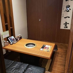 【半個室席:4名様×5席】人気の掘りごたつ席！足をのばしてくつろげます！すだれで仕切られた半個室席は、掘りごたつ席となっており、程よく他の席と分離されているため、過ごしやすいつくりとなっております。他のお客様の視線を気にせず、ゆっくりとおくつろぎいただけます。