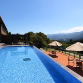 【テラス席のみ喫煙可】喫煙をご希望のお客様には、開放感あふれるテラス席をご案内しております。阿蘇の爽やかな空気を感じながら、ゆったりとお寛ぎいただける快適なスペースです。すべてのお客様に気持ちよくお過ごしいただける環境づくりに努めておりますので、どうぞご利用ください