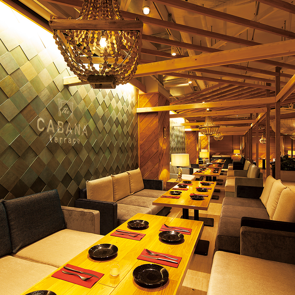 開放的な空間はリゾートホテルのラウンジをイメージ。ふかふかソファで上質な時間をお楽しみください