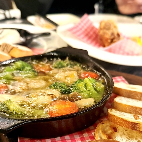 美術館の中にいるかのような、絵に囲まれながら、ラグジュアリーな至福のひと時を。