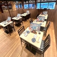 《テーブル席☆1~4名様用》　新横浜駅より徒歩1分の好立地にございます。席はゆったりとした作られている為、仕事終わりの飲み会、合コン、お食事に適したお席となっております。