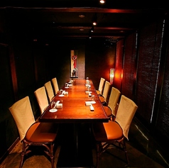 《半個室》落ち着いた和空間【テーブル個室（最大8名様まで）】落ち着きのある和空間を簾で区切った半個室です。シックな空間ですが、テーブル席なので靴を脱がずにゆっくりとお過ごしいただけます。プライベートのご利用にもオススメです！