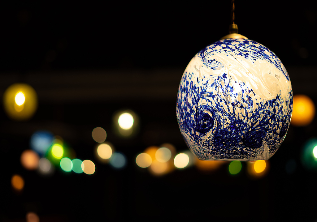 幻想的な琉球ランプで宮古島の夜を演出します。