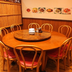 5名様掛けの円卓テーブルです♪THE中華な雰囲気の中で絶品中国料理をお楽しみいただけます！人数によってはお席を増やすことも可能なのでお気軽にお問い合わせください◎