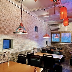 当店は2名様用のテーブルもご用意してあります。友人やカップルの利用にぴったりです。もちろんお一人様のご利用も大歓迎ですので、ぜひお気軽にお越しください。