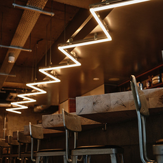 1人で黙々とカレーに向き合えるように。2人で横並びで座れるように。そして最大5人までグループで座っていただける可変的なスタイル