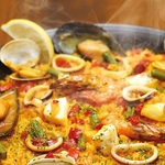 【名物料理】　料理歴30年以上のシェフこだわり！三陸産の魚のスープで炊き上げるパエリアは絶品★