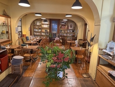 木の温もりを感じる落ち着いた店内様々なシーンでご利用していただけます。