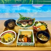 【モーニング・ランチ・ディナー営業中】穏やかな目覚めに寄り添う朝のごちそう。旬の味覚を贅沢に味わう、心満たされるランチタイム。そして、星降る阿蘇の夜にとろけるような至福のディナー。一日のはじまりから終わりまで、それぞれの時間帯で異なる魅力をお楽しみいただけます。