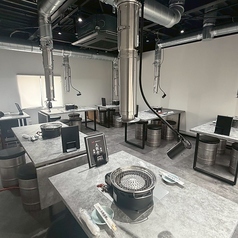 【3階フロア・2名卓1つ、4名卓1つ、5名卓1つ、6名卓4つ】2名卓1つ、4名卓1つ、5名卓1つ、6名卓4つをご用意。少人数から中規模まで、あらゆる人数のグループ様に対応できる柔軟なレイアウトです。