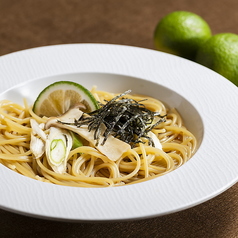 お出汁が美味!松茸風味の土瓶蒸し風パスタ カボスを添えて