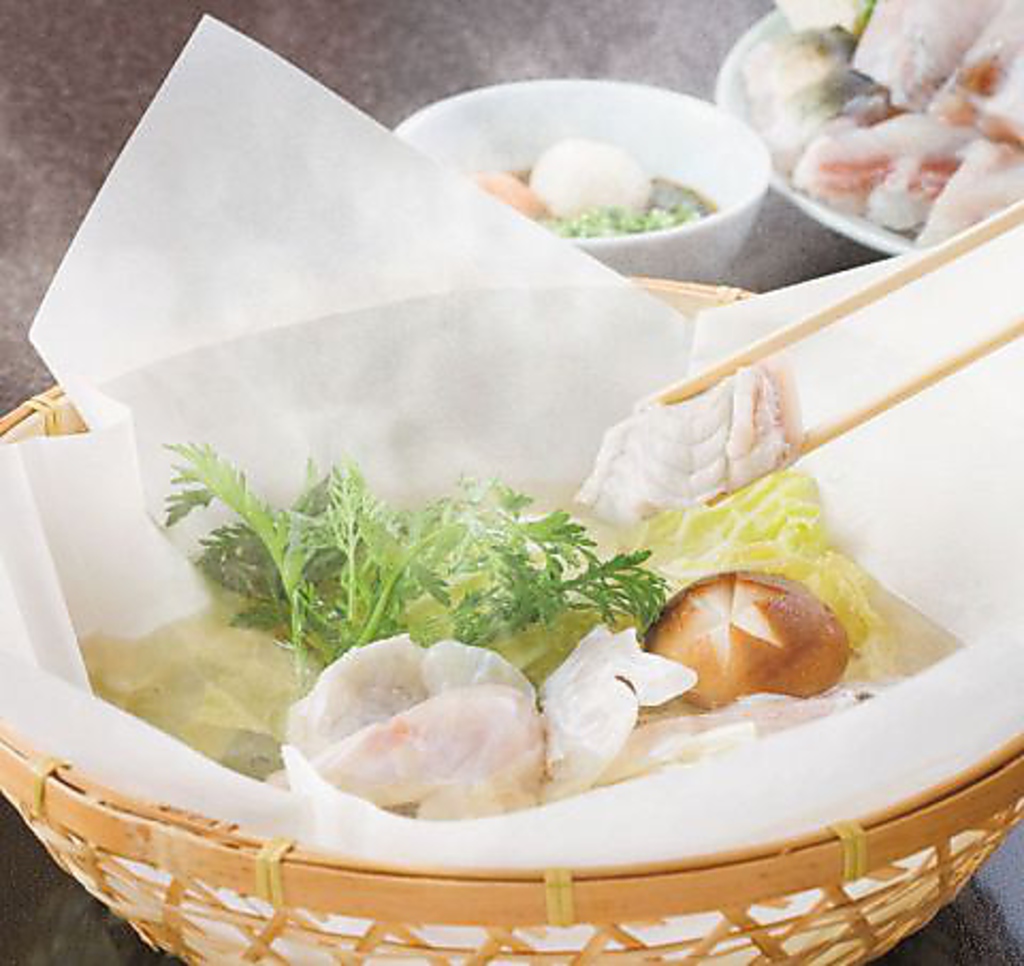 「ふぐ料理＝てっちり」と言ってもいいほどの代表料理。切り身や皮etcフグを丸ごと!