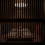 プライベートのお食事会には個室がおすすめ★明るすぎない照明がゆったりと寛げる空間を演出します。