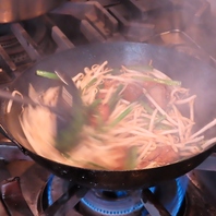 臨場感あふれる中華鍋で豪快に調理します♪