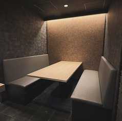 6名様までご利用可能なテーブルです。半個室としてもご利用可能。デートや女子会・飲み会などにぴったりのお席です◎ご予約はお早めに！！京都/祇園/ラーメン/2次会/宴会/駅近/飲み会/居酒屋/祇園四条/カウンター/デート/女子会/半個室