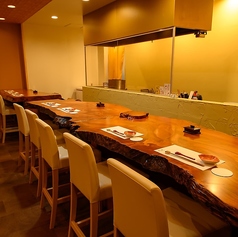 8席あるカウンター席がおすすめです。目の前で炭焼きをお楽しみいただけます。