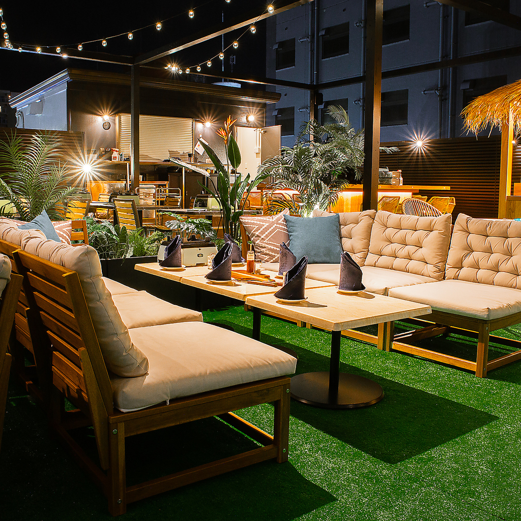 開放感のあるスペースで美味しいお肉とお酒を満喫