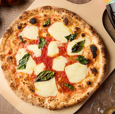 Pizza & Wine ESOLA G\ ܃v[UX