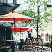 【ペットとともに楽しむ、開放的なテラス】ペット連れのお客様も大歓迎！青空の下、愛犬と一緒に過ごす時間は格別です♪ 店舗の周りには緑がたくさんあり、心地よい風が吹き抜けます。お友達や家族と共に、ゆったりとした時間を過ごすにはぴったりの場所。お食事を囲んでの楽しい会話も、テラスならもっと盛り上がります★