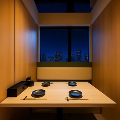 広々とした落ち着きある個室席はプライベート空間となっておりますので、周囲を気にすることなく宴会、お食事をお楽しみ頂けます。お席、プラン、ご予算などのご相談もお気軽にお問い合わせください。