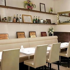 白を基調とした清潔感あふれる店内は、落ち着いた雰囲気ながらもお洒落でモダンな空間です。人数に応じてお席を調整できるため、少人数のランチからご友人とのディナーまで、カジュアルなシーンでも気軽にご利用いただけます。洗練されたインテリアに囲まれて、最高級の神戸牛をゆったりとお楽しみください。