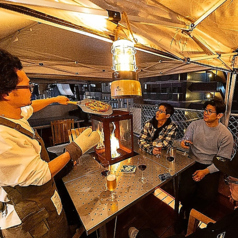 一番おススメの席です！屋根もあるので天候の心配も無し♪2名様～ご予約可能です！最大25名様までご利用可能ですので、テラス席だけを貸し切ったご宴会などにもおすすめです！キャンプを彷彿させる雰囲気はまさに癒しの空間。お食事、お酒だけでなく、雰囲気でもお客様にお楽しみいただけると自信があります♪