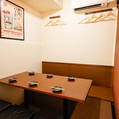 総席数30席の店内には、足を伸ばしてゆったりと寛げる掘りごたつの半個室をご用意しております。6名様までご利用可能なプライベート感あふれる空間は、周りを気にせず過ごせる落ち着いた雰囲気が魅力です。ご友人とのご宴会や、女子会、大切なお食事会にも最適です。心地よい和空間で、至福のひとときをお過ごしください。