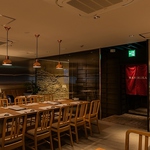 スタイリッシュかつシンプルで落ち着きある店内は、大切な接待や顔合わせなど様々なシーンに活躍！