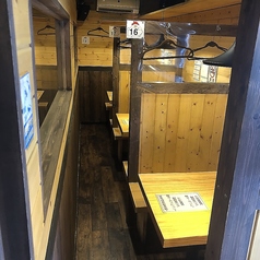 温かみのある落ち着いた空間のテーブル席をご用意。隣席との距離も程よく、ゆっくりとお食事や会話を楽しめます。宴会やグループでの利用にも最適で、和やかな雰囲気の中で食事を満喫したい方におすすめ。カジュアルな集まりにぜひご利用ください。