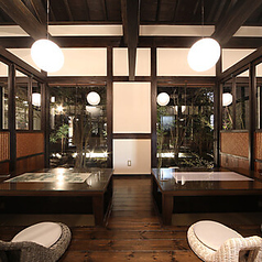 中庭の緑に包まれる、心和む座敷のひととき。まるで中庭の自然に抱かれるような心地よい空間です。大きな窓からは四季折々の風景が楽します。友人や家族との談笑にぴったりの落ち着いた雰囲気が漂い、リラックスした時間を過ごすことができるでしょう。座敷の温もりある木の質感と、やさしい照明が心を和ませてくれます。