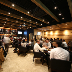 最大人数に対応可能な広々スペースを貸切OK。プロジェクターやマイクなど設備も充実しており、会社宴会や結婚式二次会、各種イベントにぴったりの空間です。ワイン飲み放題や多彩なお酒と料理で、特別な時間を演出します。