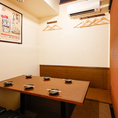 総席数30席の和モダンな店内には、足を伸ばしてゆったり寛げる掘りごたつ席を完備。6名様用の半個室は、少人数のご宴会や飲み会にぴったりのプライベート空間です。また20名様以上のご予約で貸切対応も可能なため、大人数でのお集まりにも柔軟に対応いたします。ぜひ居心地の良い空間で心和むひとときをお過ごしください。