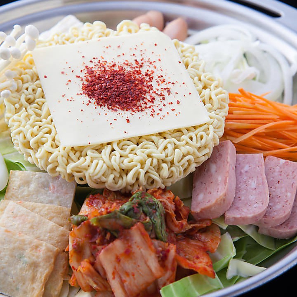 本場韓国の庶民に愛される鍋【プデチゲ】ウインナー・スパム・トックにチーズ♪食べ応え十分◎