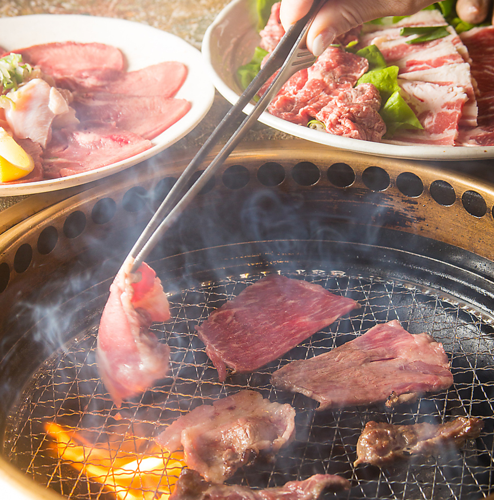 人気の霜降りハラミ、厚切り牛カルビも食べ放題バリューコース3480円(税込)120分(Lo.30分前)