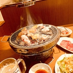 やっぱり炭火焼肉がサイコー♪遠赤外線効果があるいい炭で焼くと肉の旨みを閉じ込められ、満足度up！