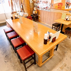 テーブル席は人数に合わせてレイアウトの変更も可能！大きめのテーブルなので、料理をたくさん注文しても大丈夫！