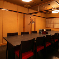 会社接待にもご利用頂ける落ち着いた個室席です。ご家族・お仲間の集まりなどのシーンに合わせてお使いいただけます。※店舗により部屋の配置・席数が異なる場合がございます