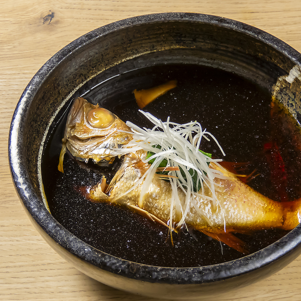 市場で店主自ら厳選して仕入れた鮮魚を使用。国産大豆を使用した醤油など、調味料にもこだわり有り！