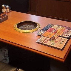 【完全個室席:4名様×10席】居心地抜群◎プライべート空間で楽しむひととき。完全個室席は、扉で仕切られているため、お客様たちだけのプライベート空間でお過ごしいただけます。また、掘りごたつ席となっていますので、足を伸ばしてゆっくりお食事をお楽しみいただけます。