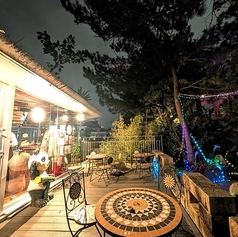 1階・2階でテラス4名様席が、各4席の合計8席ございます。※写真は2階テラス席になります。