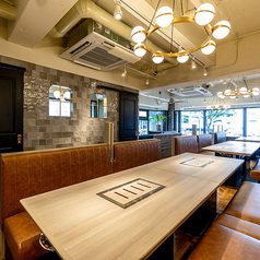 当店は貸切利用が可能で、特別なイベントやパーティーに最適な空間を提供します。洗練されたインテリアと心地よい照明が、落ち着いた雰囲気を醸し出し、お客様をお迎えします。誕生日パーティーや結婚式の二次会など、さまざまなシーンでご利用いただけます。ぜひお気軽にお問い合わせください。