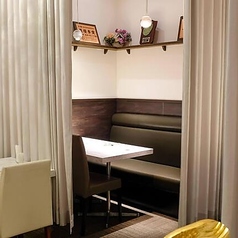 周りの目を気にせず過ごせるカーテン仕切りの半個室は、プライベート感を大切にしたい特別な日にぴったりです。誕生日や記念日のお祝いにふさわしい、落ち着きのある空間をご用意しております。大変人気のお席となっておりますので、大切な日のご利用にはお早めのご予約をおすすめいたします。