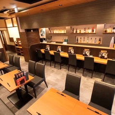 店舗貸切は25名様～最大30名様で承ります。事前にお電話での予約をお願いします。
