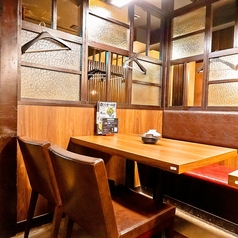 【2名様～4名様向けのテーブル席】隣と仕切られたBOX型のお席や半個室風のお席などを多数ご用意しています。高級感のあるテーブル席ならお祝いごとにもおすすめです。