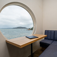 海を独り占め！特別な丸窓個室で非日常を体験♪