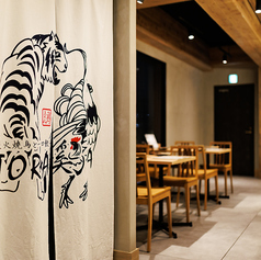 炭火焼鳥と一口餃子 TORA鶏YA 神戸三宮店の雰囲気2