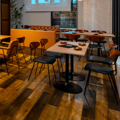 当店には、2～8席のテーブルが1つございます。軽い飲み会や友人との集まりに最適なスペースです。アットホームな雰囲気の中で、リラックスしながら楽しいひとときをお過ごしいただけます。美味しい料理を味わいながら、賑やかな時間をお楽しみください。居心地の良い空間で、特別なひとときをお過ごしいただけます。