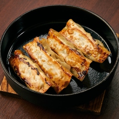 鉄鍋餃子 4個