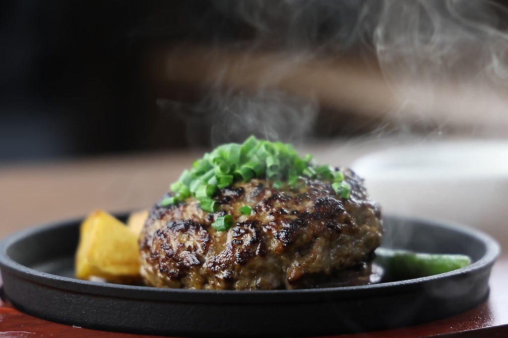 素材、製法ともにこだわった国産牛100％のハンバーグ！