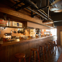 おひとりさまでもゆったり楽しめるカウンター席